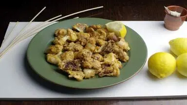 Un plato con calamares fritos